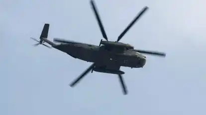Beim Abseilen vom Hubschrauber verlor der Soldat den Halt. (Symbolbild)