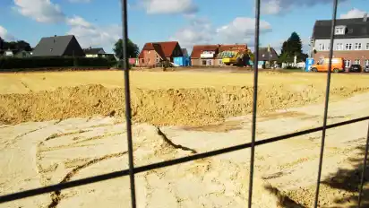 Archivbild 2015: Auf dem Gelände des geplanten Netto-Marktes in Scharmbeckstotel haben Bagger bereits die Sandplatte fertiggestellt. In den kommenden Wochen sollen dort ein Markt mit insgesamt 1200 Quadratmeter Verkaufsfläche, eine Zufahrt sowie 75 Parkplätze entstehen. Voraussichtlich im März 2016 soll der Bau fertig sein.