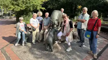 Kunst im öffentlichen Raum Sykes stand im Mittelpunkt der Gästeführung. Ein Griff an die Ohren der Bärengruppe von Holger Voigts gilt als Glücksbringer.