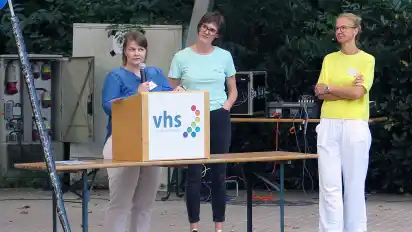 Stefanie Paegelkow, Barbara Brockmann und Sandra Lund (von links) von der VHS begrüßten die Gäste an der Freudenburg.