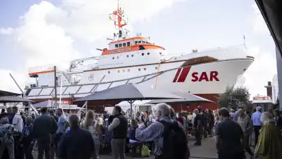 Die Besucher stehen vor dem Seenotrettungskreuzer "Hermann Marwede" der deutschen Gesellschaft zur Rettung Schiffbrüchiger.