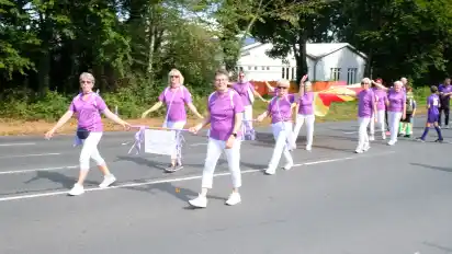 Beim Festumzug in Pennigbüttel machten die Turnerinnen des SV Komet als Fußgruppe eine gute Figur.