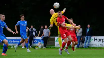 Calvin Flügger (vorne) brachte den VfL Wildeshausen in Führung.