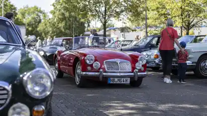 Englische Roadster aus den 1950er-Jahren und ihre deutlich jüngeren Fahrer waren Hingucker beim Oldtimer-Treffen.