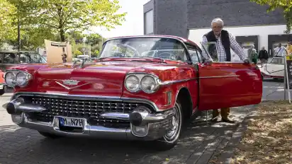 Wolfgang Hartmann aus Beverstedt war mit seinem beeindruckenden Cadillac Coupé Serie 62 von 1958 dabei.