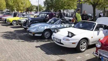 Auch neue ”Historische Autos” mit H-Kennzeichen wie der Mazda MX5 und der Alfa Romeo Spider rollten nach Buschhausen.
