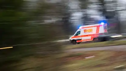 Mit dem Rettungswagen mussten zwei verletzte Radfahrer ins Krankenhaus gebracht werden (Symbolbild).