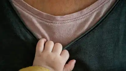 Zerrt nicht nur am Shirt, sondern unter Umständen auch am Rentenkonto: der eigene Nachwuchs.