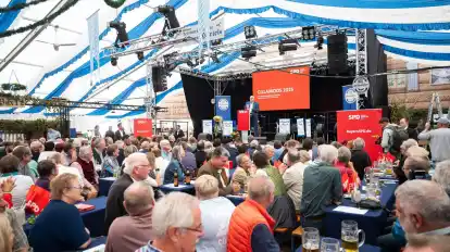 Bier und Blasmusik: Mal was anderes für den Politiker aus Bremen.