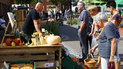 Auf den Herbst stimmten zahlreiche Kürbisse in bunten Farben ein, die an einigen Ständen verkauft wurden.