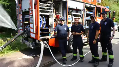 Die Freiwillige Feuerwehr Syke wollte mit einer Wassershow vor allem mögliche Nachwuchskräfte auf sich aufmerksam machen.
