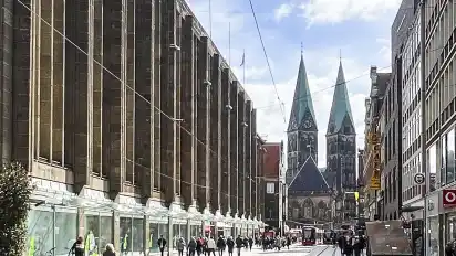 Das Karstadtgebäude in der Obernstraße mit seiner denkmalgeschützten Fassade.