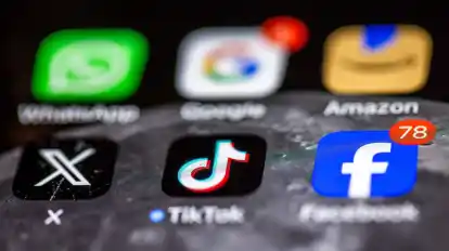 Social Media sind die dominante Freizeitbeschäftigung vieler Kinder und Jugendlicher, doch laut Ifo-Umfrage sind TikTok und Co. einer großen Mehrheit in Deutschland suspekt. (Symbolbild)