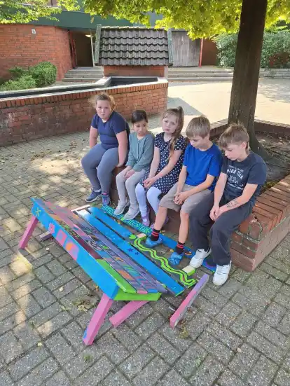 Die Schüler der Grundschule Bookholzberg sind traurig und wütend, dass Unbekannte ihre ”Mitspielbank” zerstört haben.