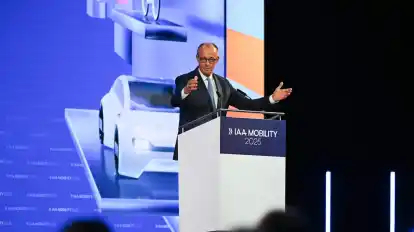 Kanzler Merz spricht bei der IAA-Eröffnung.
