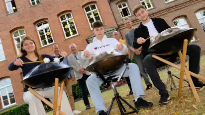 Die Schülerinnen und Schüler Melli Strebel (von links), Michel Müller und Mergen Joseph sind Teil des Schlagzeugensembles der Musikschule Delmenhorst.