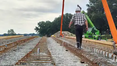 Für den Neubau der Wörpebrücke bei Kutscher Behrens in Lilienthal sind am Dienstag die Stahlbetonträger angeliefert worden. Jeder Träger wiegt 38 Tonnen. Drei davon hat die neue Brücke.