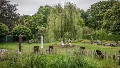 Im Sommer können sich Gäste nach dem Schwitzen auf den Gartenliegen entspannen.