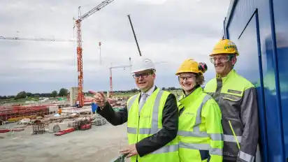 Wirtschaftsminister Grant Hendrik Tonne (von links) besucht die Baustelle der Gasunie in Achim-Emsen: Britta van Boven, Geschäftsführerin der Gasunie Deutschland, und Michael Kleemiß, Manager für Großprojekte, führen den Gast über das Gelände.