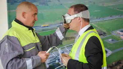 Mit einer VR-Brill kann Wirtschaftsminister Grant Hendrik Tonne schon jetzt einen Eindruck von der fertigen Anlage der Gasunie in Achim-Embsen bekommen.