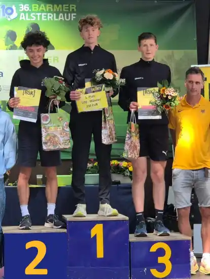 Beim R5K-Lauf in Hamburg war das Siegerpodest fest in Lilienthaler Hand: Malte Reifenhausen (Silber), Levin Eickhoff (Gold) und Robin Petermann (Bronze), hier gemeinsam mit Marathon-Bundestrainer Alexander Fromm.