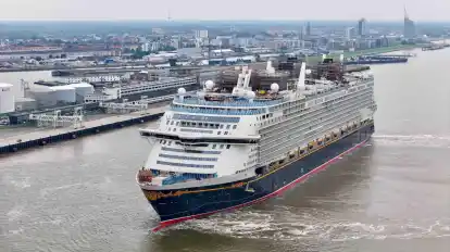 Die „Disney Adventure“ auf ihrem Weg zur Columbuskaje.