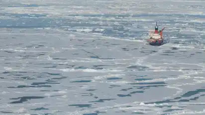 Die Polarstern auf der Contrasts-Expedition im Herbst 2025 im arktischen Meereis.