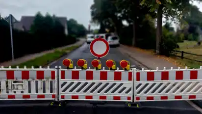 Die Trupermoorer Landstraße wurde infolge des Rohrbruchs gesperrt.