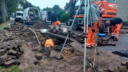 Der Wasserrohrbruch an der Trupermoorer Landstraße beschäftigte Arbeiter auch am Mittwochmorgen.