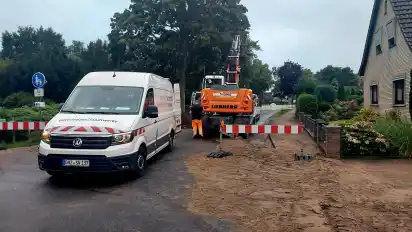 Hier gehts nicht weiter: An der Trupermoorer Landstraße auf Höhe Im Krummen Arm mussten Arbeiter die Straße öffnen, um den Schaden zu beheben.