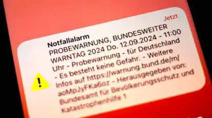 Keine App nötig: Den Empfang von Cell-Broadcast-Nachrichten beherrschen viele neuere Smartphones ab Werk. Hier ein Bild vom Warntag 2024.