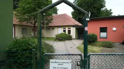 Schimmelbefall und Asbest gibt es in der Kita an der Wildeshauser Straße. Nun hat die Stadtverwaltung Einblick in die geplanten Sanierungsarbeiten gewährt.