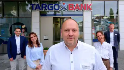 Filialleiter Sascha Wiegand (Mitte) und sein Team der Targobank in Delmenhorst: Andreas Löwe und Evelyn Görigk (v.l.) sowie Dennis Hutengs und Corinna Bramstedt (v.r.).