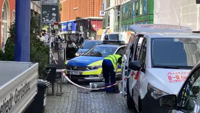 Ein Großaufgebot für den berühmten Poller in der Langenstraße. Er hatte schlappgemacht, seine Zugseile waren gerissen.