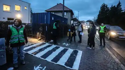 Viele Autos, kein Zebrastreifen: Für Eltern mit Kitakindern passt das nicht zusammen. Bei einer Aktion machten sie sich einen eigenen Überweg.