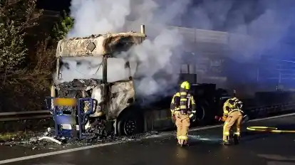 Der brennende Lkw hat eine Vollsperrung zwischen dem Dreieck Delmenhorst und Stuhr in Richtung Bremen ausgelöst.