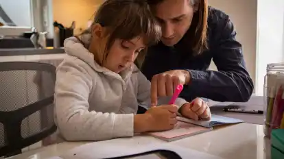 Stift richtig halten und Schwung holen: Wer die Schreibschrift automatisch beherrscht, kann sich viel besser auf den Inhalt konzentrieren.