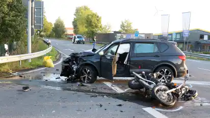 Für die Unfallaufnahme wurden Experten der Polizei angefordert. Diese fertigten Luftbilder an und vermaßen akribisch die Kreuzung mit den darauf befindlichen Unfallfahrzeugen.