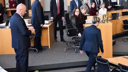 Die damalige Linke-Fraktionschefin Susanne Hennig-Wellsow warf Thomas Kemmerich (damals FDP) einen Blumenstrauß vor die Füße, nachdem er sich mit AfD-Stimmen zum Ministerpräsidenten hat wählen lassen. (Archivbild)