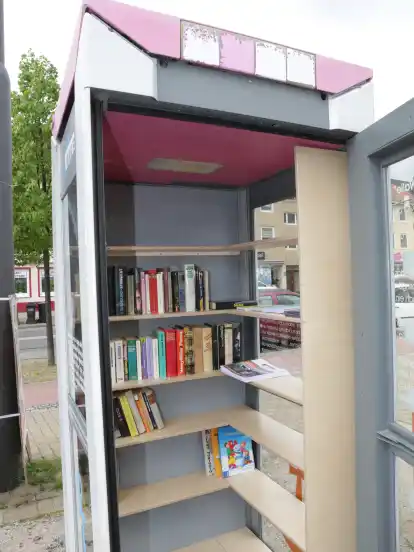 Eine als Bücherschrank genutzte Telefonzelle, wie diese in Walle, steht auch in Delmenhorst, sie wurde letzte Nacht in Brand gesteckt (Symbolbild).