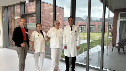 Das Kreiskrankenhaus Osterholz ist jetzt das größte Schulterzentrum der Region. Das Foto zeigt (von links) Krankenhausleiterin Doris Sonström, Stationsleitung Svenja Brasas mit Stellvertreterin Jana Stelljes und Chirurgie Professor Marius von Knoch.