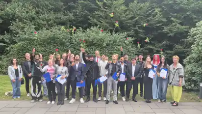 25 Schülerinnen und Schüler feiern ihren Hauptschulabschluss im Großen Saal des Kreishauses I
