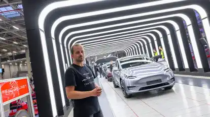 Der Werksleiter von US-Elektroautobauer Tesla in Grünheide, André Thierig, äußert sich zur Absatzlage der Fabrik (Archivbild).