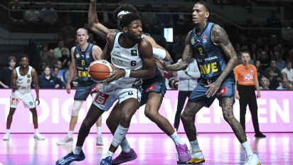 Im vergangenen Jahr trafen die Eisbären Bremerhaven um Carlos Carter (weißes Trikot) in der ersten Runde auf die EWE Baskets Oldenburg.