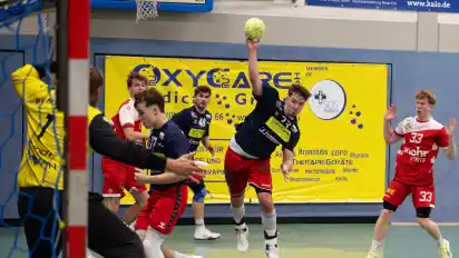 Michel Schack hatte es gegen die Horneburger Deckung oft nicht einfach. Am Ende steuerte er zwei Tore zum Unentschieden bei.