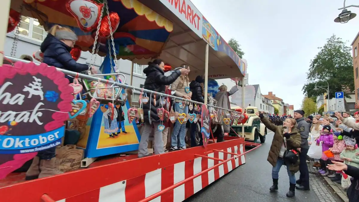Der-Bremer-Freimarktsumzug-ist-in-der-Neustadt-gestartet