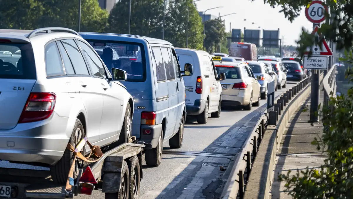 Verkehr-B6-in-Bremen-am-Wochenende-f-r-einige-Stunden-voll-gesperrt