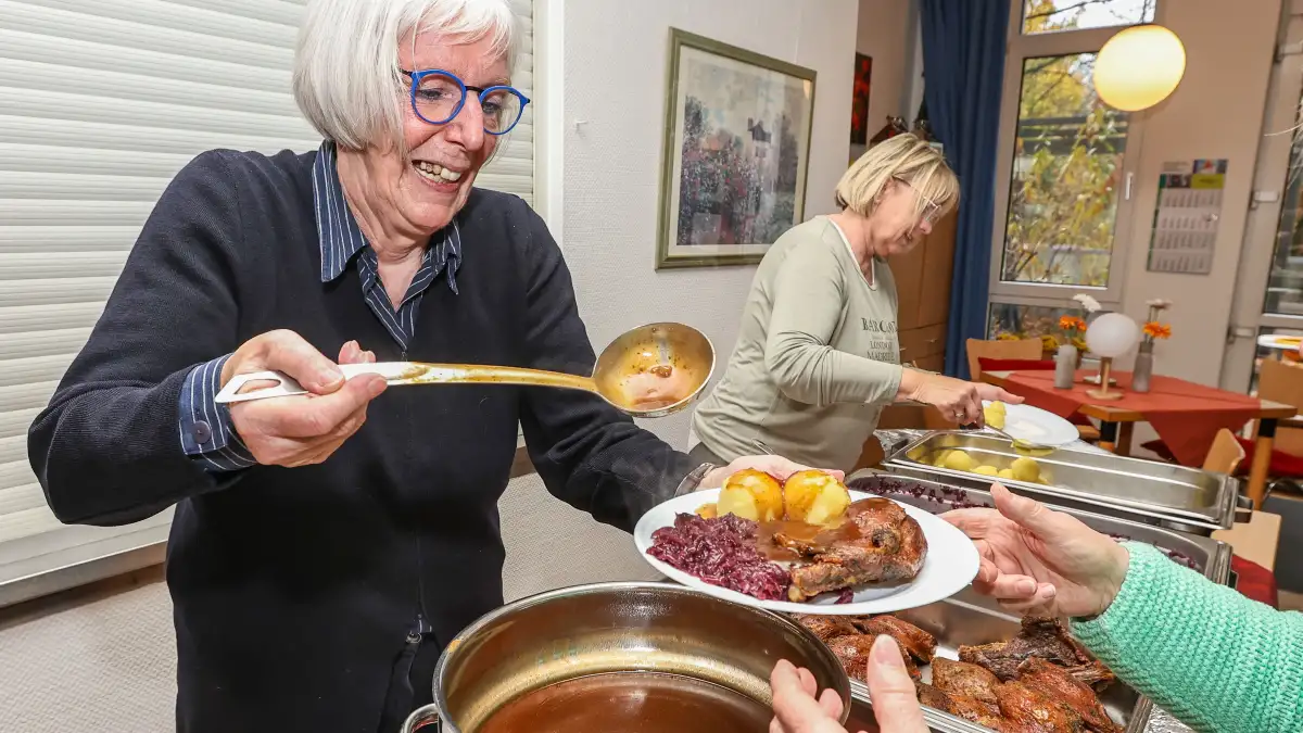 Martinsgansessen-in-Vahrer-Seniorentreff-wird-zur-doppelten-Premiere