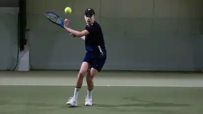 Linus Heubach vom TC Blau-Weiß Delmenhorst feierte einen Comebacksieg im Einzel und steuerte so einen Punkt zum Unentschieden bei.