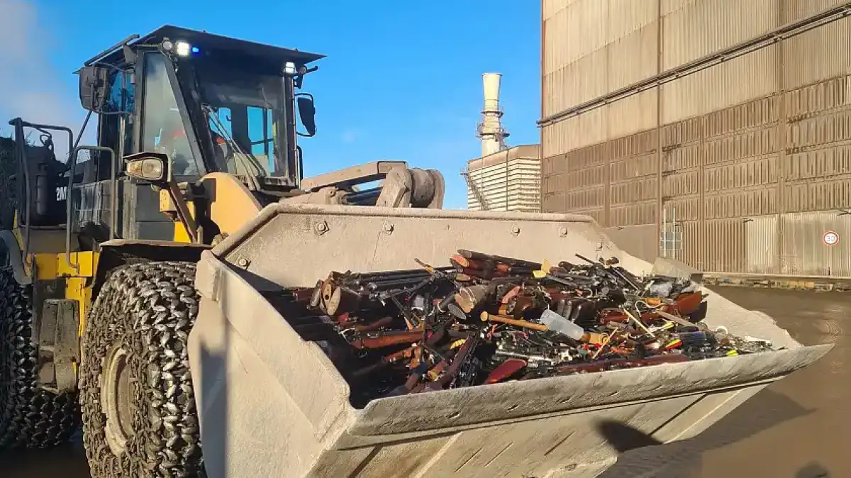 Innensenator-M-urer-l-sst-mehr-als-f-nf-Tonnen-Waffen-vernichten